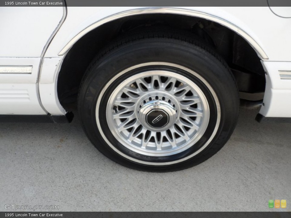 1995 Lincoln Town Car Executive Wheel and Tire Photo #52925065