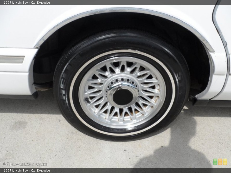 1995 Lincoln Town Car Executive Wheel and Tire Photo #52925077