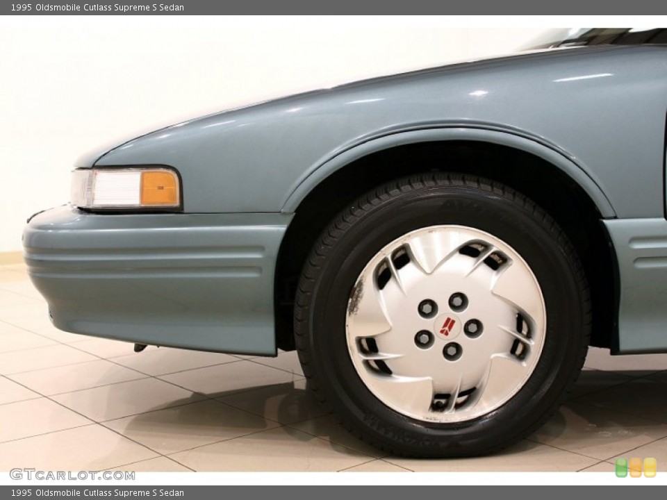 1995 Oldsmobile Cutlass Supreme S Sedan Wheel and Tire Photo #53353063