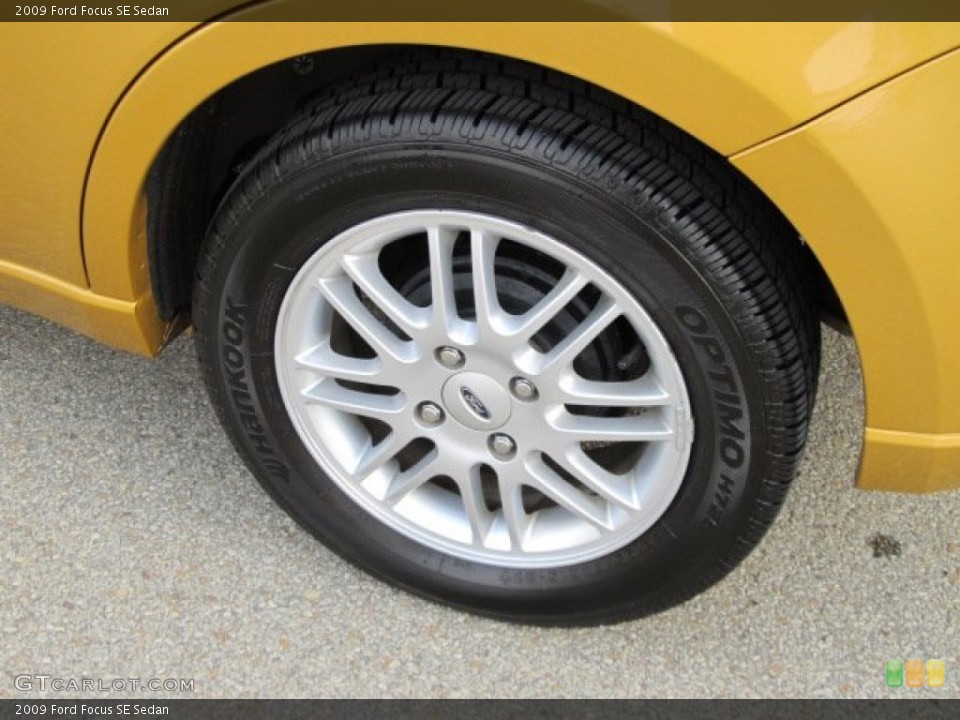 2009 Ford Focus SE Sedan Wheel and Tire Photo #53973948