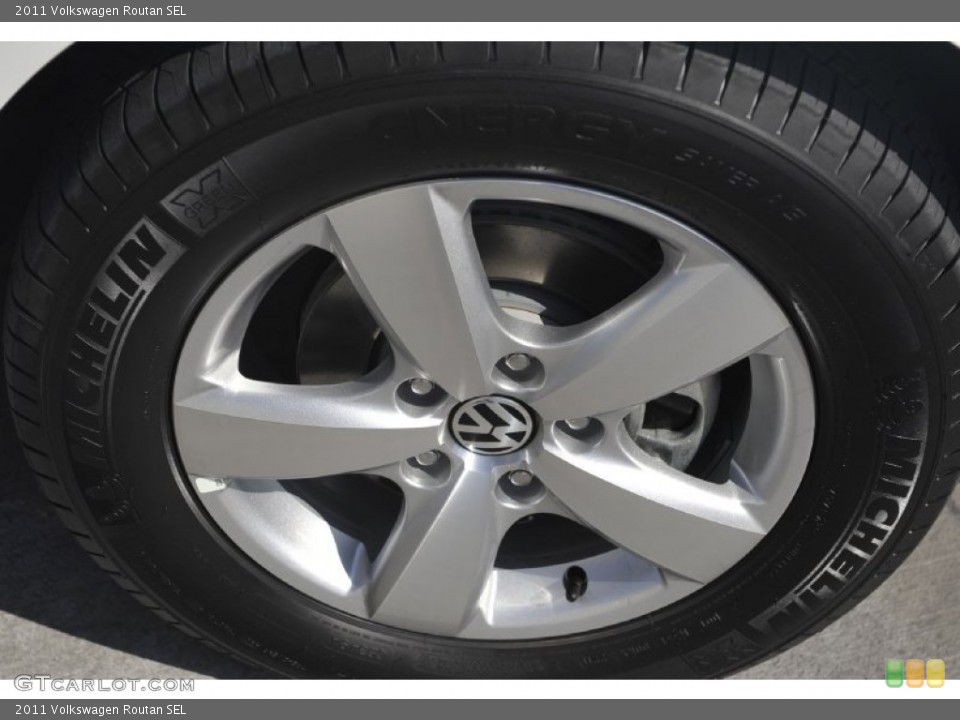 2011 Volkswagen Routan SEL Wheel and Tire Photo #54636732