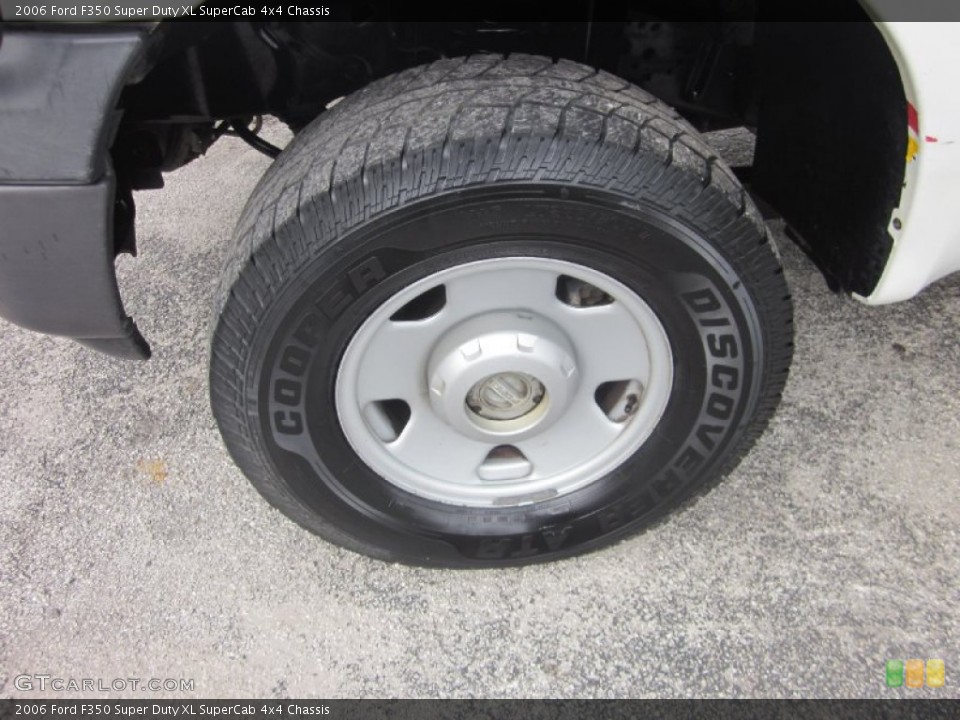 2006 Ford F350 Super Duty XL SuperCab 4x4 Chassis Wheel and Tire Photo #56603913