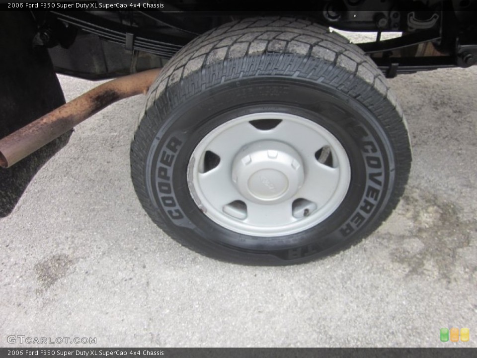 2006 Ford F350 Super Duty XL SuperCab 4x4 Chassis Wheel and Tire Photo #56603919