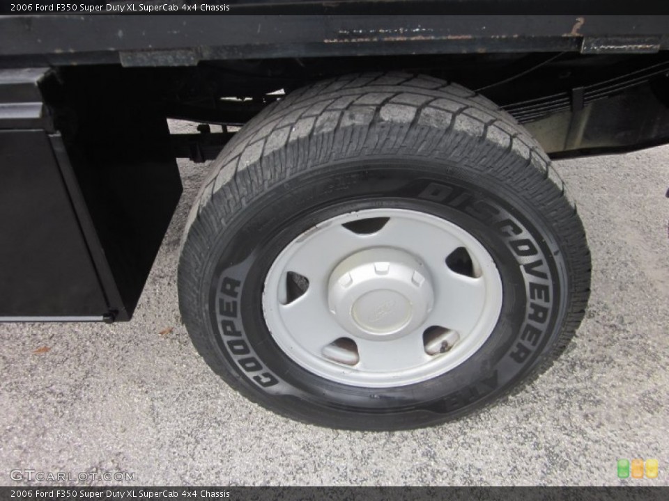 2006 Ford F350 Super Duty XL SuperCab 4x4 Chassis Wheel and Tire Photo #56603925