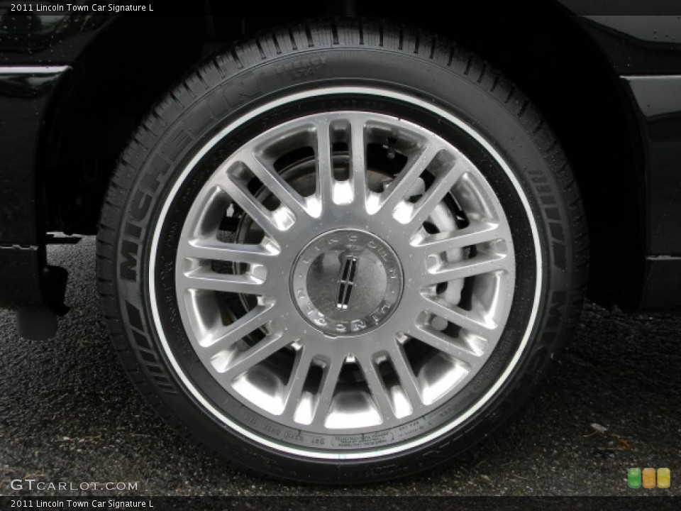 2011 Lincoln Town Car Signature L Wheel and Tire Photo #57886576