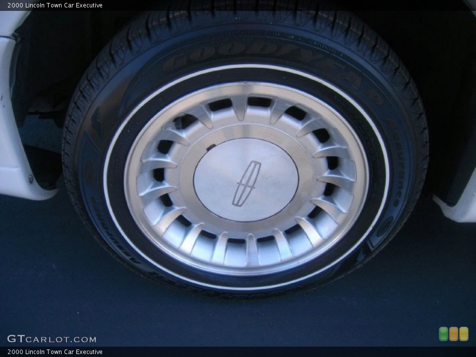 2000 Lincoln Town Car Executive Wheel and Tire Photo #59049673