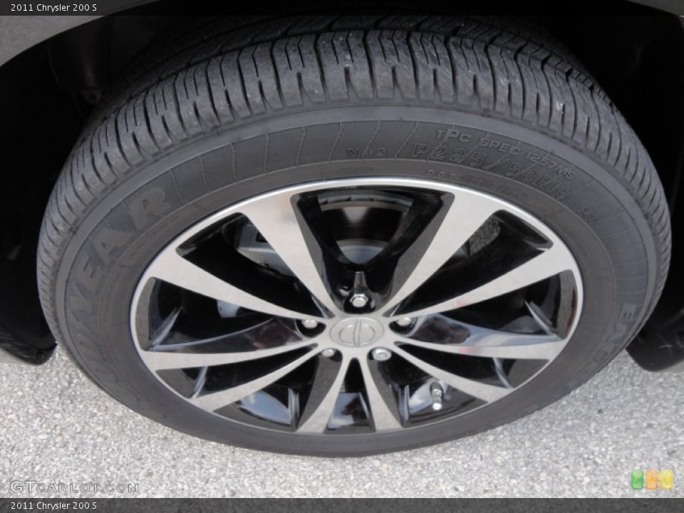 2011 Chrysler 200 S Wheel and Tire Photo #59617374