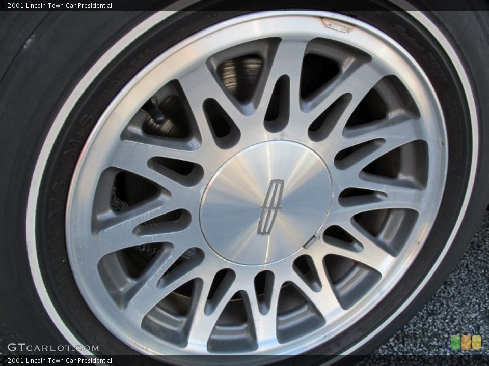2001 Lincoln Town Car Presidential Wheel and Tire Photo #61042789