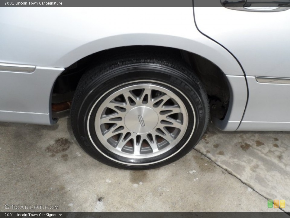 2001 Lincoln Town Car Signature Wheel and Tire Photo #61101563