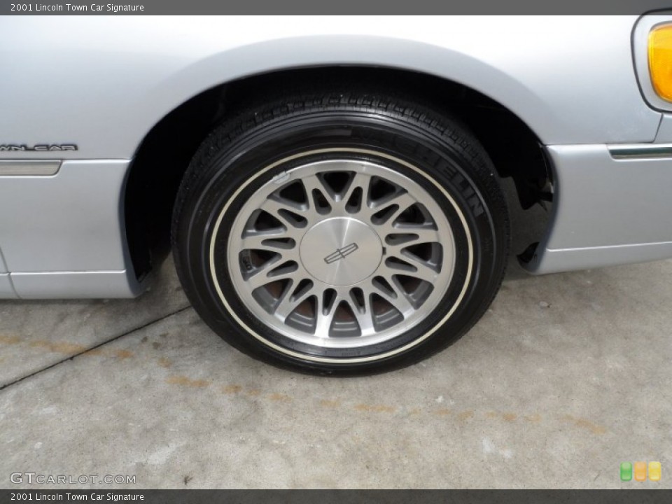 2001 Lincoln Town Car Signature Wheel and Tire Photo #61101574