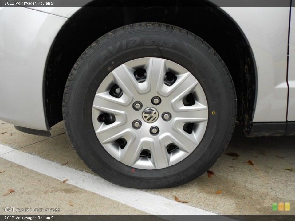 2012 Volkswagen Routan S Wheel and Tire Photo #61393381