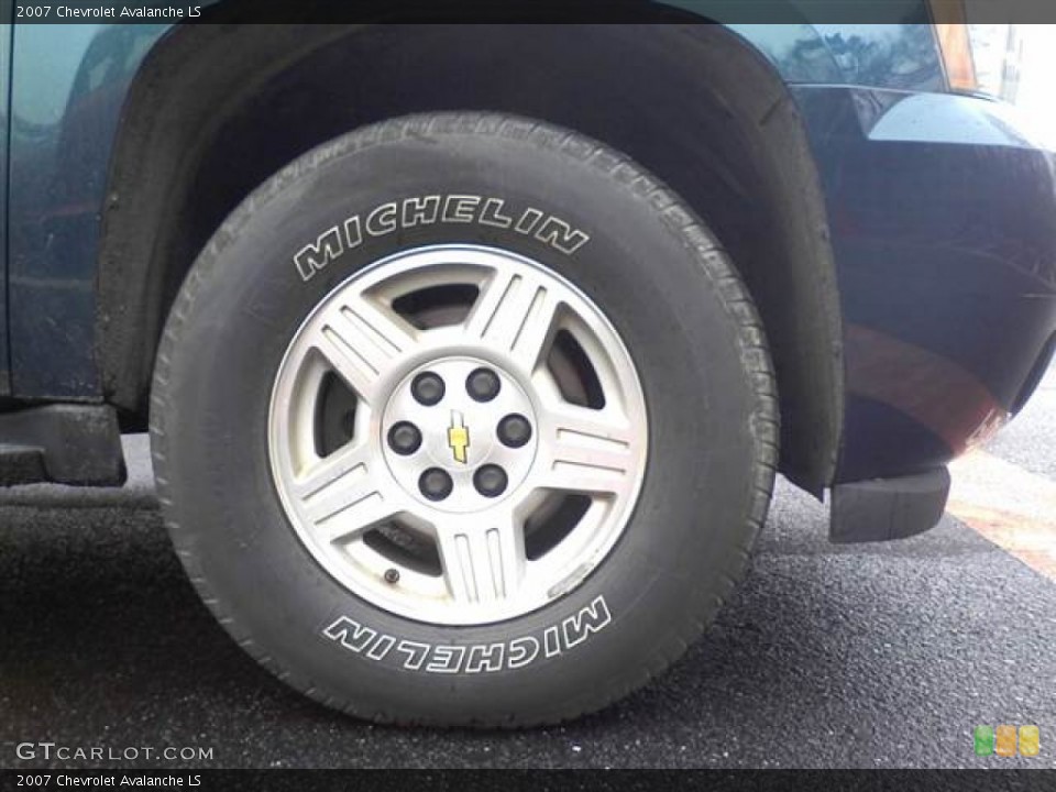 2007 Chevrolet Avalanche LS Wheel and Tire Photo #61605957