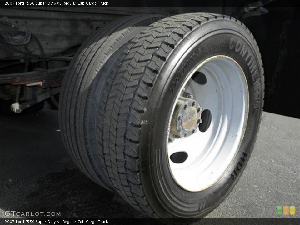 2007 Ford F550 Super Duty XL Regular Cab Cargo Truck Wheel and Tire Photo #62522696