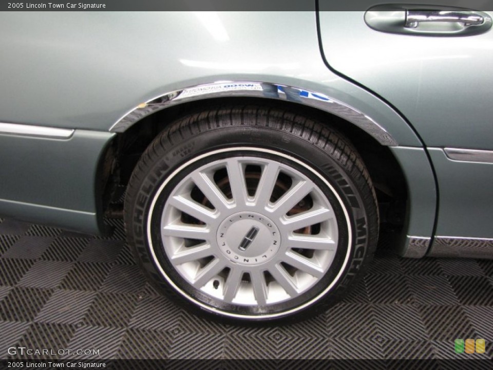 2005 Lincoln Town Car Signature Wheel and Tire Photo #63203508