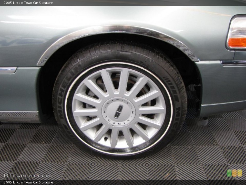 2005 Lincoln Town Car Signature Wheel and Tire Photo #63203517