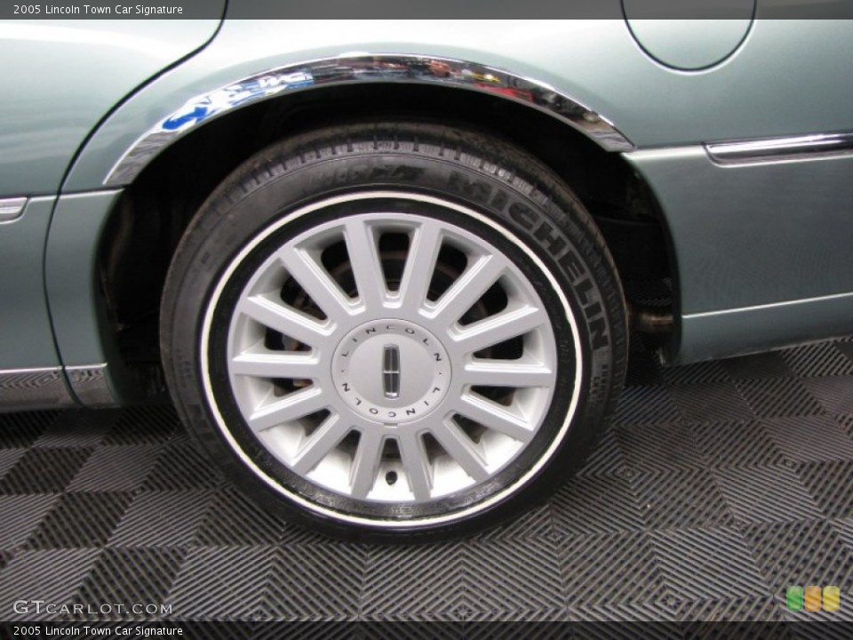 2005 Lincoln Town Car Signature Wheel and Tire Photo #63203524