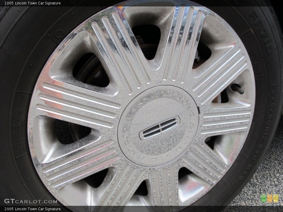 2005 Lincoln Town Car Signature Wheel and Tire Photo #63274285