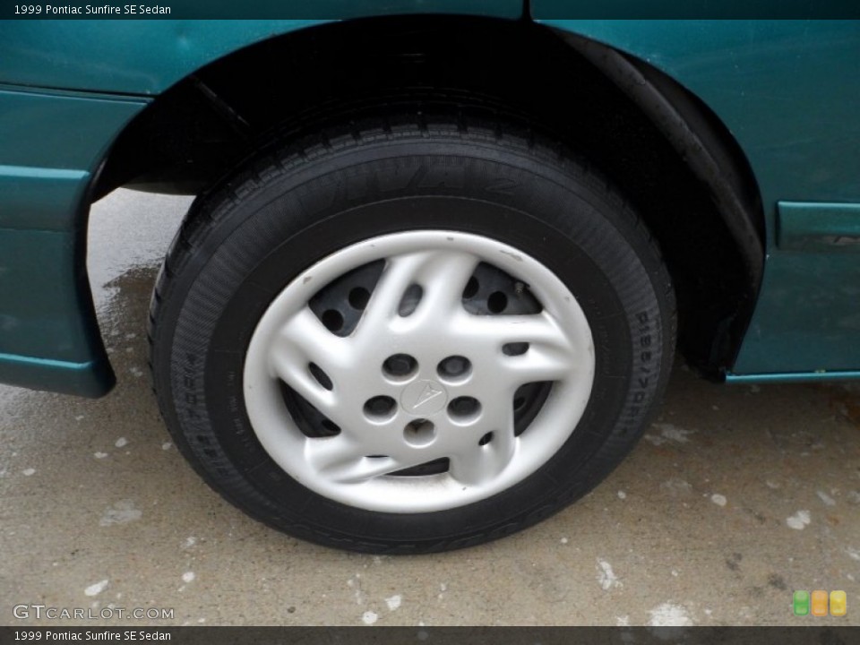 1999 Pontiac Sunfire SE Sedan Wheel and Tire Photo #63900391