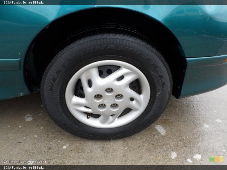 1999 Pontiac Sunfire SE Sedan Wheel and Tire Photo #63900399