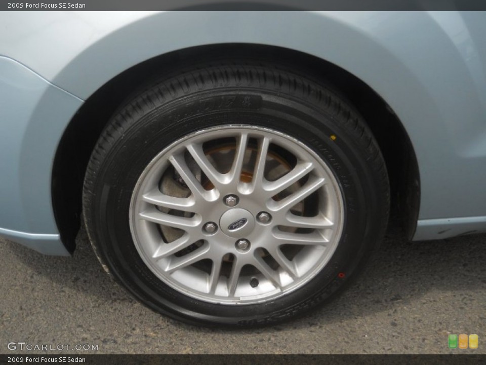 2009 Ford Focus SE Sedan Wheel and Tire Photo #64587031