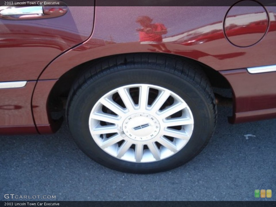 2003 Lincoln Town Car Executive Wheel and Tire Photo #65457940