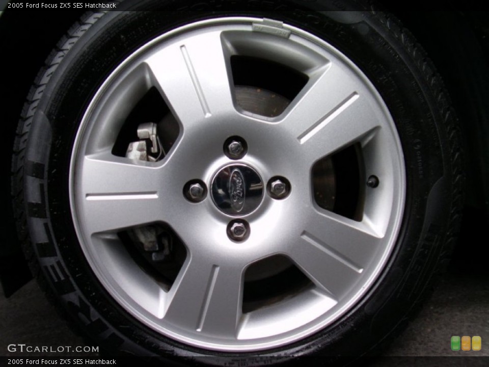 2005 Ford Focus ZX5 SES Hatchback Wheel and Tire Photo #65624436