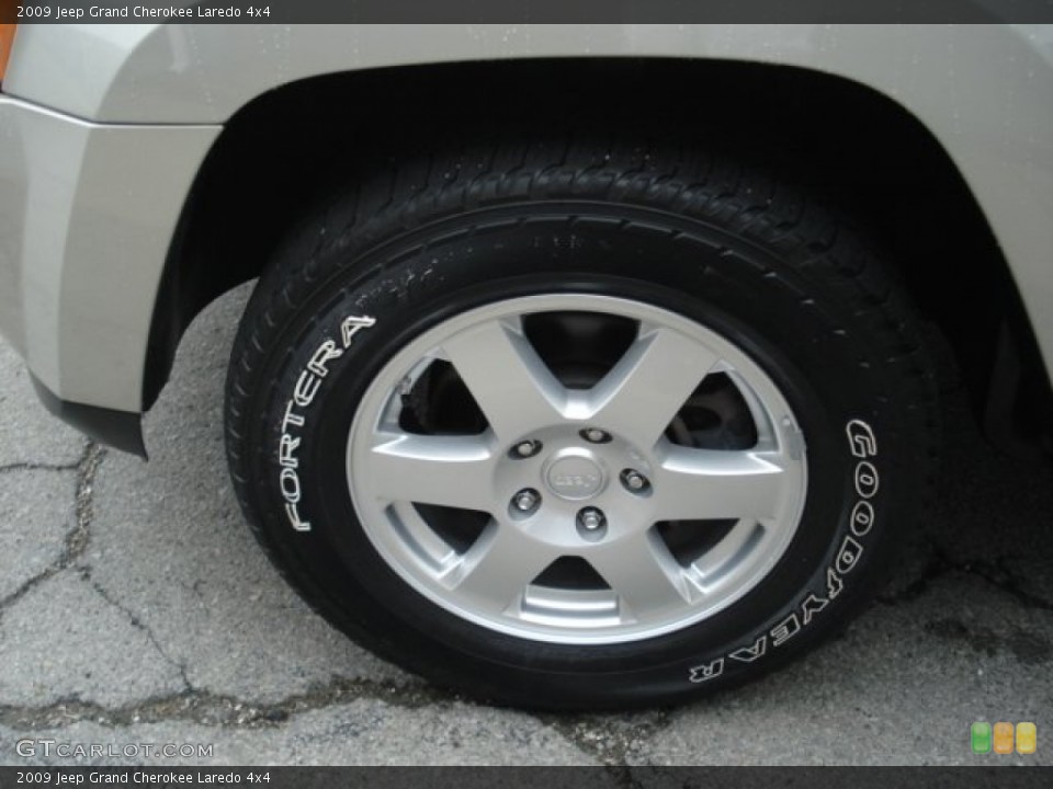 2009 Jeep Grand Cherokee Laredo 4x4 Wheel and Tire Photo #66781352