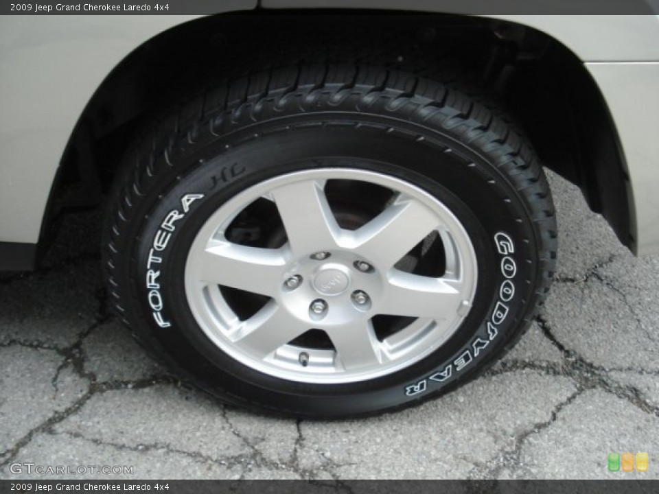 2009 Jeep Grand Cherokee Laredo 4x4 Wheel and Tire Photo #66781361