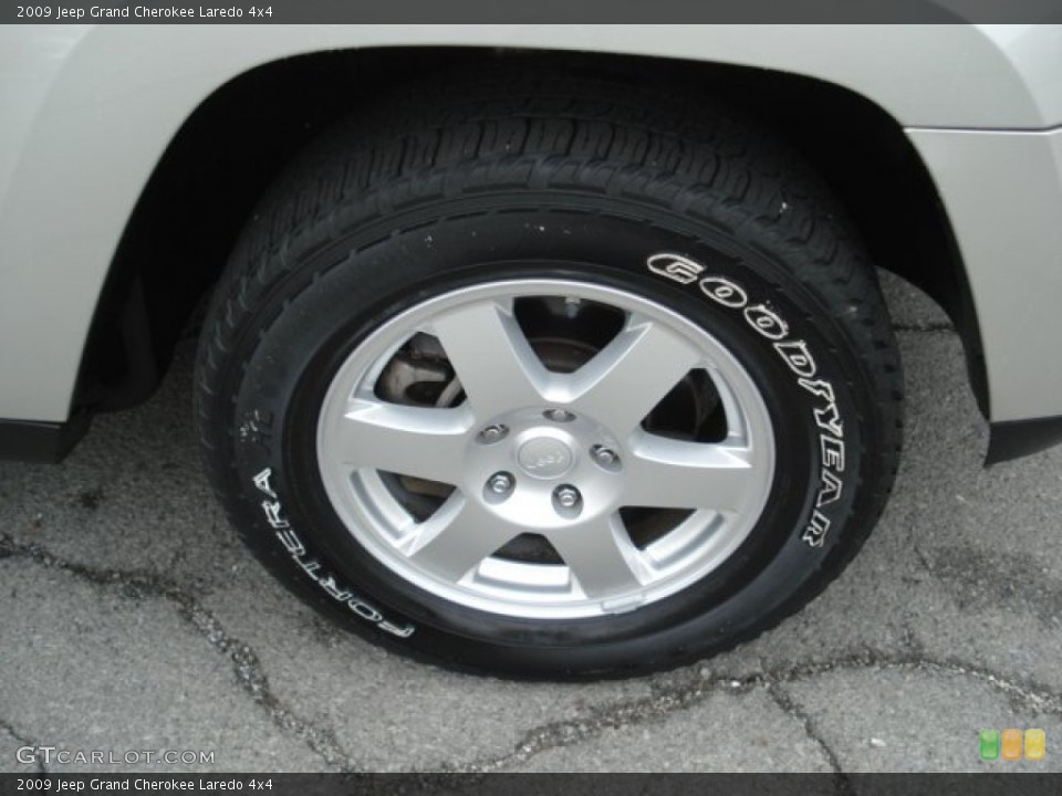 2009 Jeep Grand Cherokee Laredo 4x4 Wheel and Tire Photo #66781376