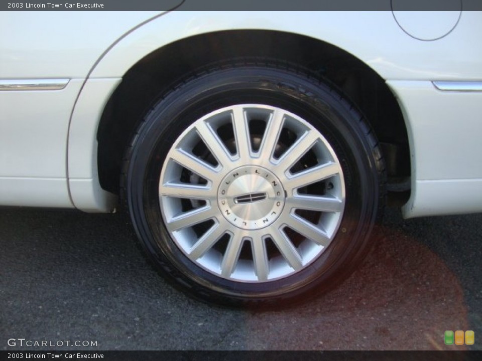 2003 Lincoln Town Car Executive Wheel and Tire Photo #67674106