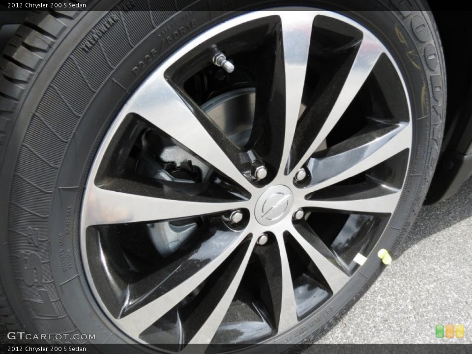 2012 Chrysler 200 S Sedan Wheel and Tire Photo #68287343