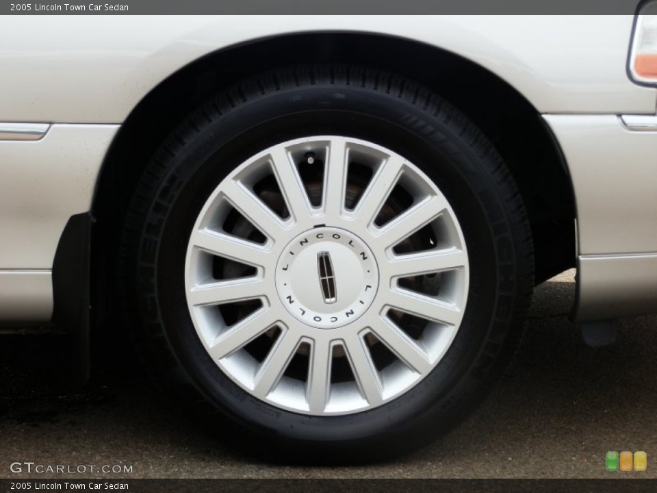 2005 Lincoln Town Car Sedan Wheel and Tire Photo #68617568