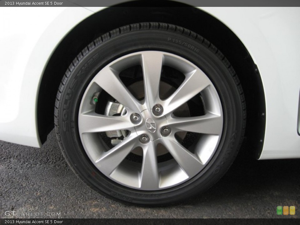 2013 Hyundai Accent SE 5 Door Wheel and Tire Photo #69183700