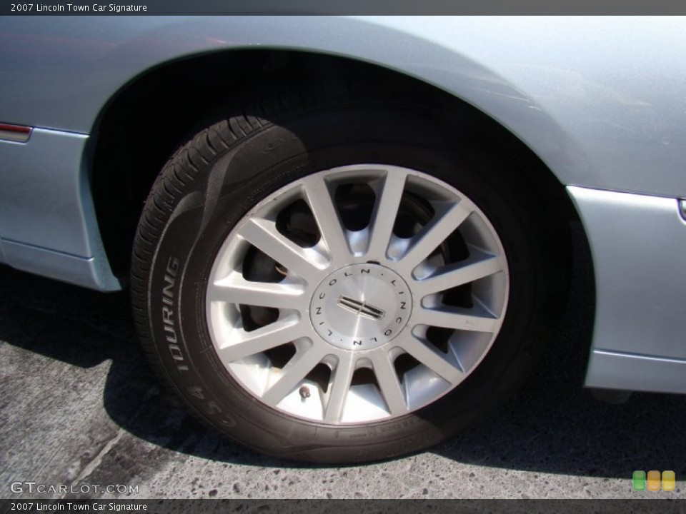 2007 Lincoln Town Car Signature Wheel and Tire Photo #69245475