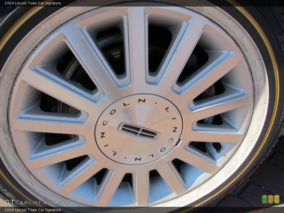 2004 Lincoln Town Car Signature Wheel and Tire Photo #69249027