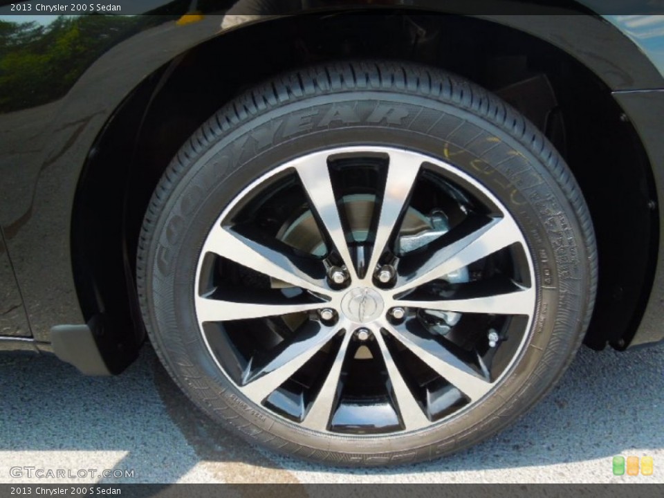 2013 Chrysler 200 S Sedan Wheel and Tire Photo #69345657