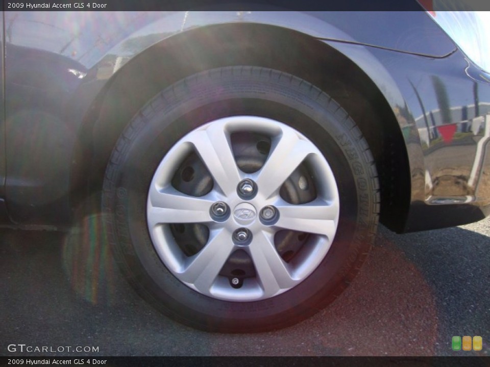 2009 Hyundai Accent GLS 4 Door Wheel and Tire Photo #69414325