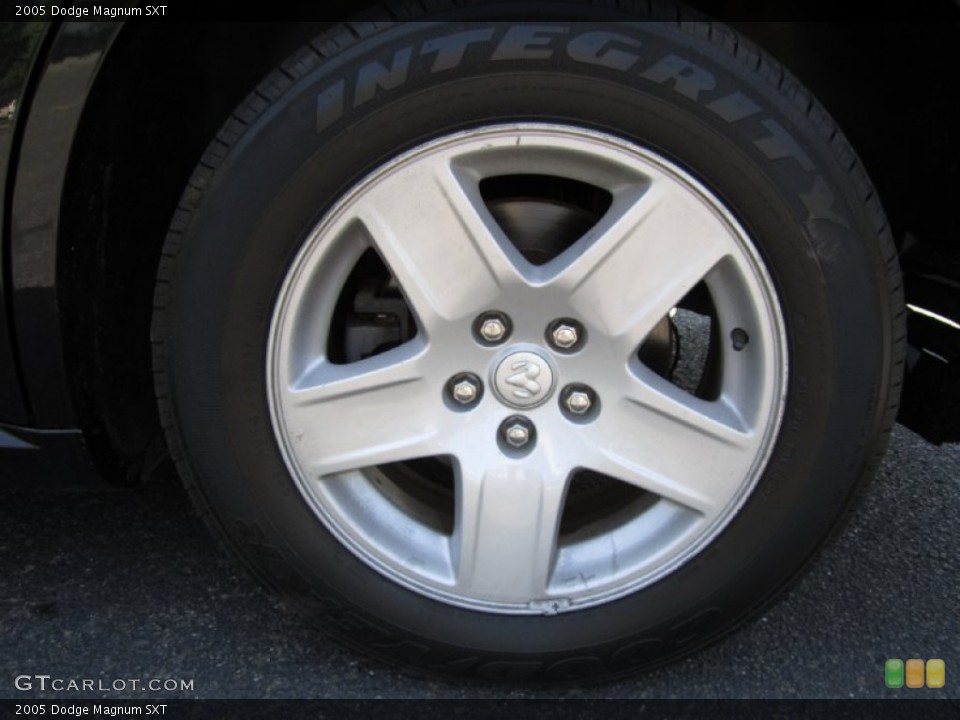 2005 Dodge Magnum SXT Wheel and Tire Photo #69488932