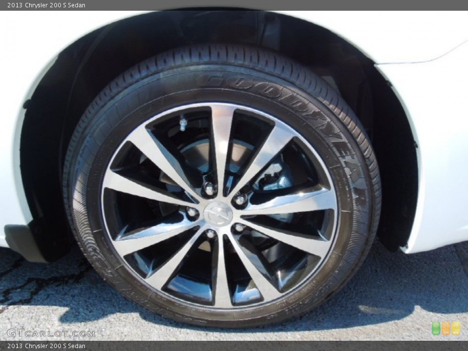 2013 Chrysler 200 S Sedan Wheel and Tire Photo #69652471