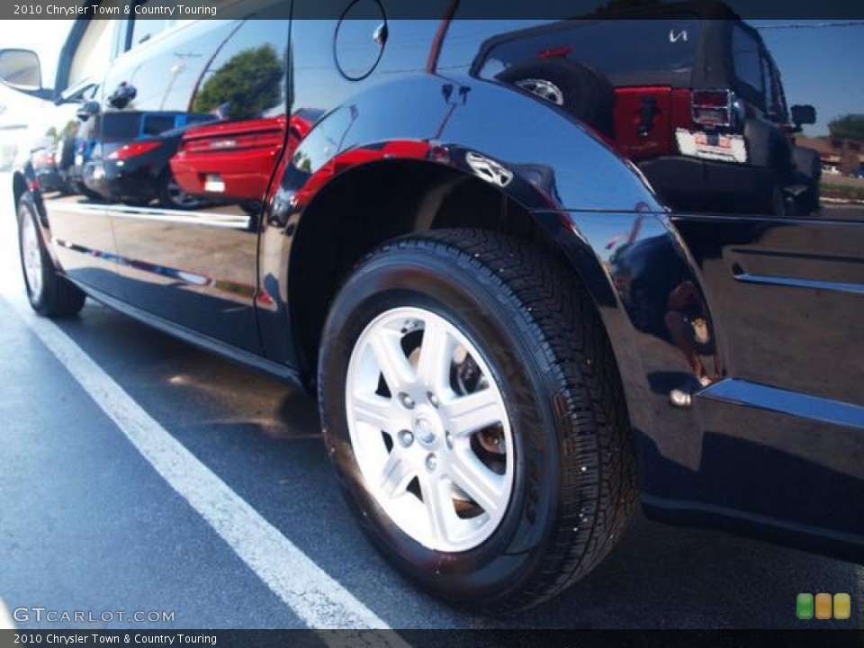 2010 Chrysler Town & Country Touring Wheel and Tire Photo #69874576
