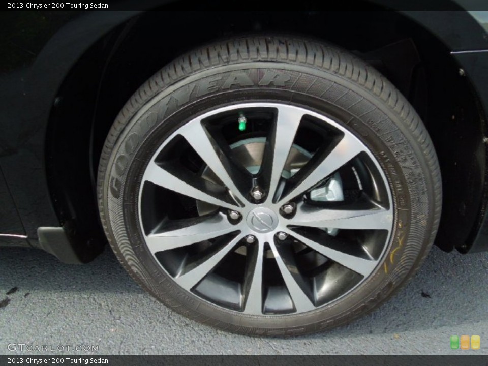 2013 Chrysler 200 Touring Sedan Wheel and Tire Photo #70402803