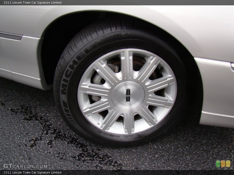 2011 Lincoln Town Car Signature Limited Wheel and Tire Photo #71178678