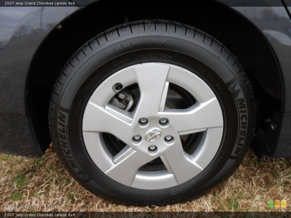 2007 Jeep Grand Cherokee Laredo 4x4 Wheel and Tire Photo #73629410