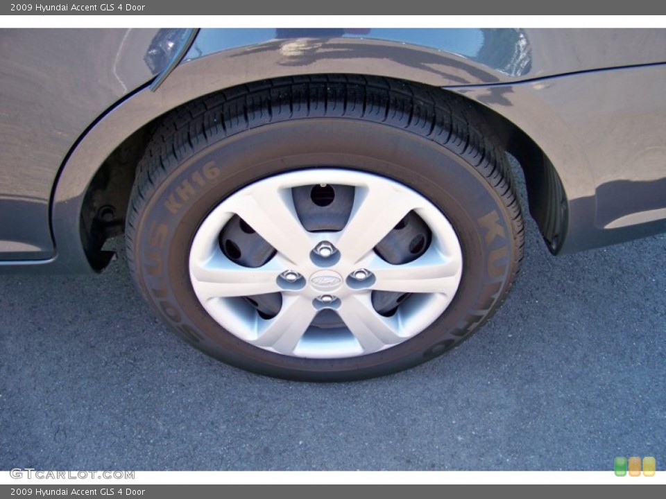2009 Hyundai Accent GLS 4 Door Wheel and Tire Photo #73790021