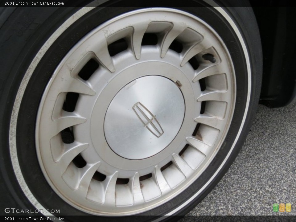 2001 Lincoln Town Car Executive Wheel and Tire Photo #74730271