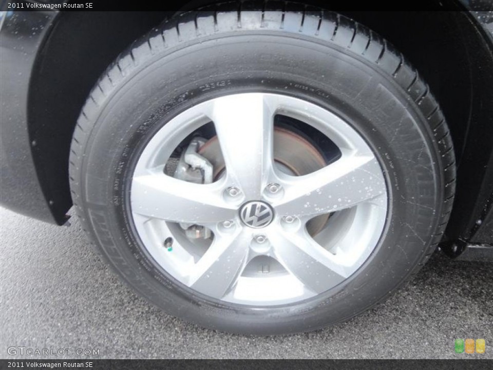 2011 Volkswagen Routan SE Wheel and Tire Photo #75997672