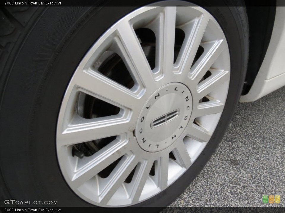 2003 Lincoln Town Car Executive Wheel and Tire Photo #76714861