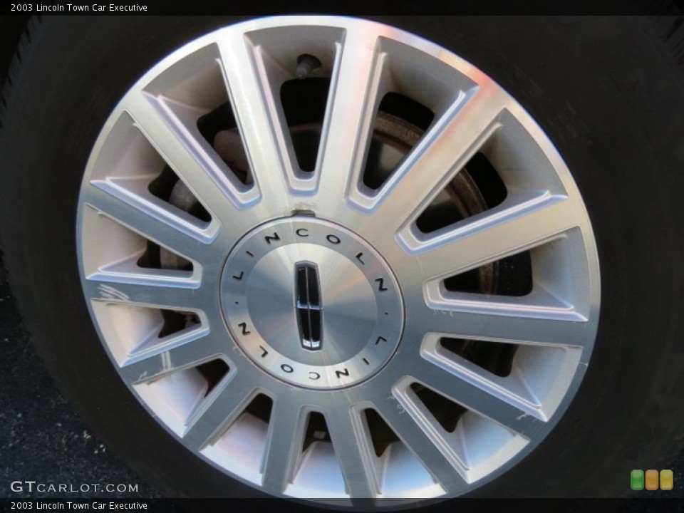 2003 Lincoln Town Car Executive Wheel and Tire Photo #76879650