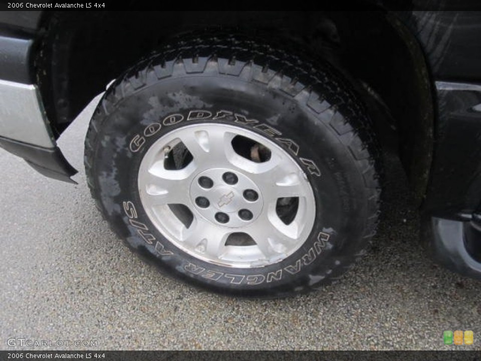 2006 Chevrolet Avalanche LS 4x4 Wheel and Tire Photo #77682611