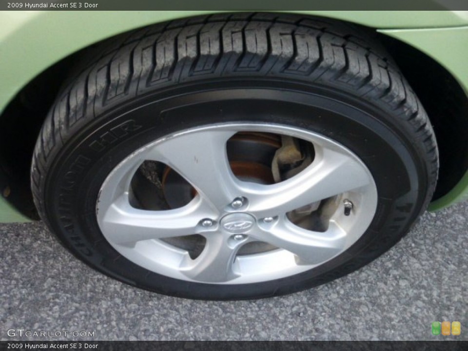 2009 Hyundai Accent SE 3 Door Wheel and Tire Photo #77694158